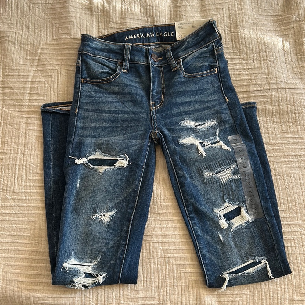 American Eagle Jeggings. Dark wash distressed. Size 00 Short. NEW WITH TAGS.